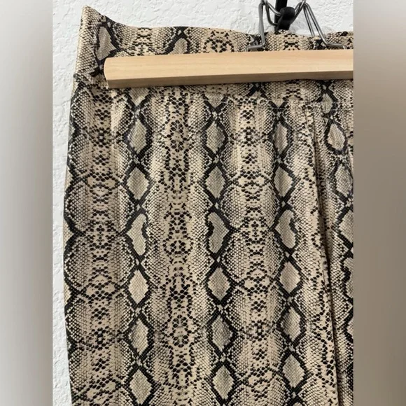 HUE Python Print Leggings - Medium - NWT - Picture 2 of 3